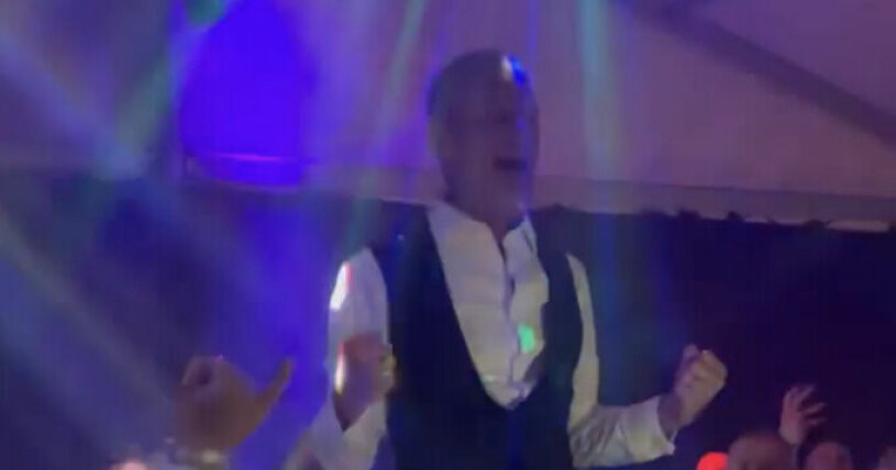 Jesper Parnevik dansar loss under dottern Pennys bröllop. Jesper Parnevik