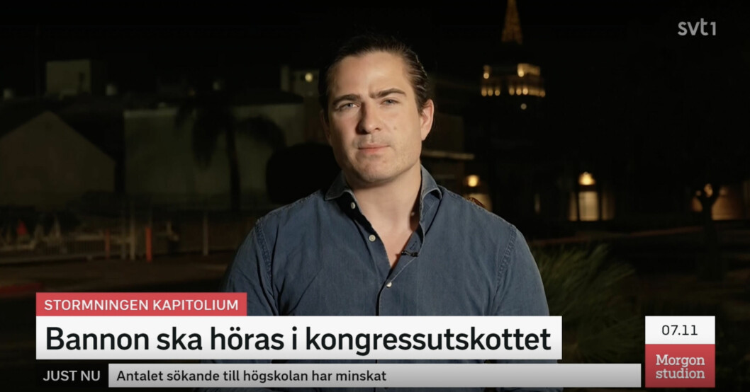 Flera tittare la märke till kackerlackan på reporterns axel.