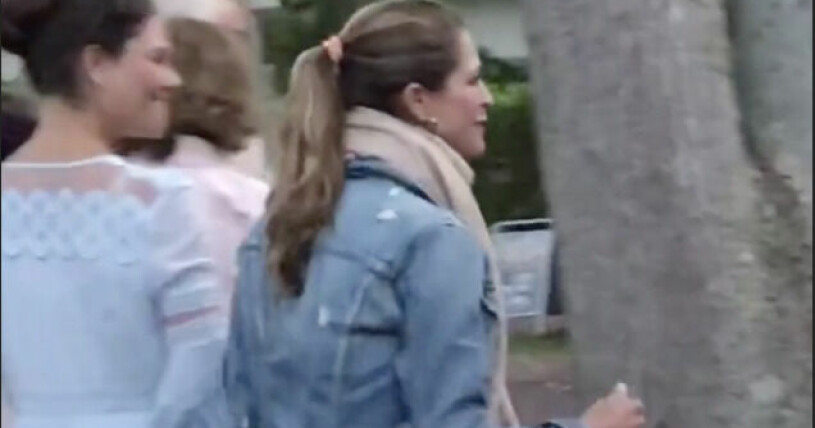 Prinsessan Madeleine rusar fram för att få ett eget snack med Jill Johnson. Prinsessan Madeleine