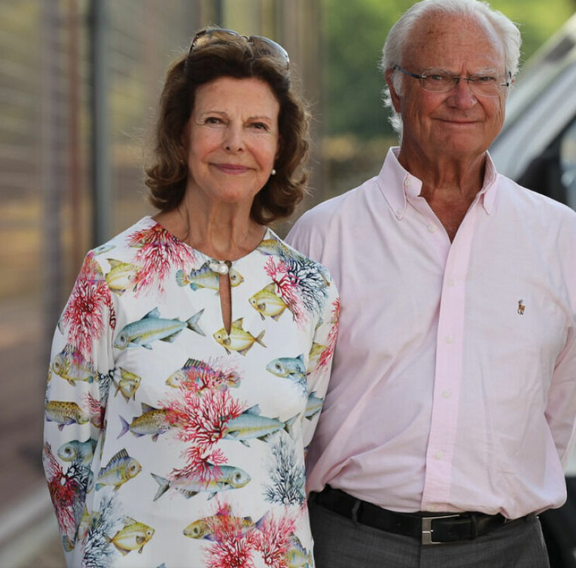 Drottningen har glimten i ögat. Vilken superstyling, Silvia! Drottning Silvia i en topp eller tunika med fiskar från Camilla Thulin