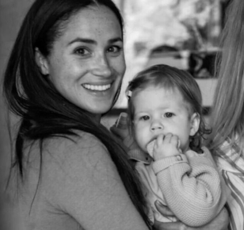 Lilibet Diana i Meghans famn. Meghan Markle med sin dotter Lilibet