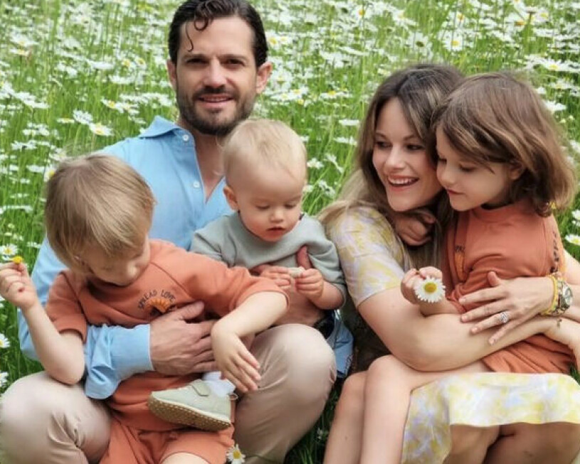 Prinsfamiljen i gröngräset. Prins Carl Philip och prinsessan Sofia med sina barn Gabriel, Julian och Alexander sommaren 2022