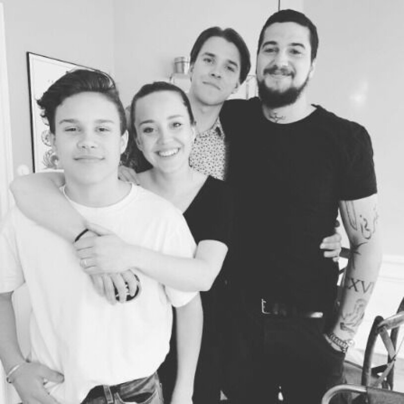 Här står Renées son Tom bakom dotter Emma. Renée Nybergs barn Emma och Tom