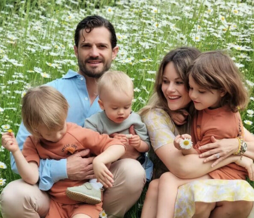 Prins Gabriel (längst till vänster) med hela sin familj: Pappa Carl Philip, mamma Sofia och bröderna Julian och Alexander. Prinsessan Sofia och prins Carl Philip med barnen prins Gabriel, prins Julian och prins Alexander
