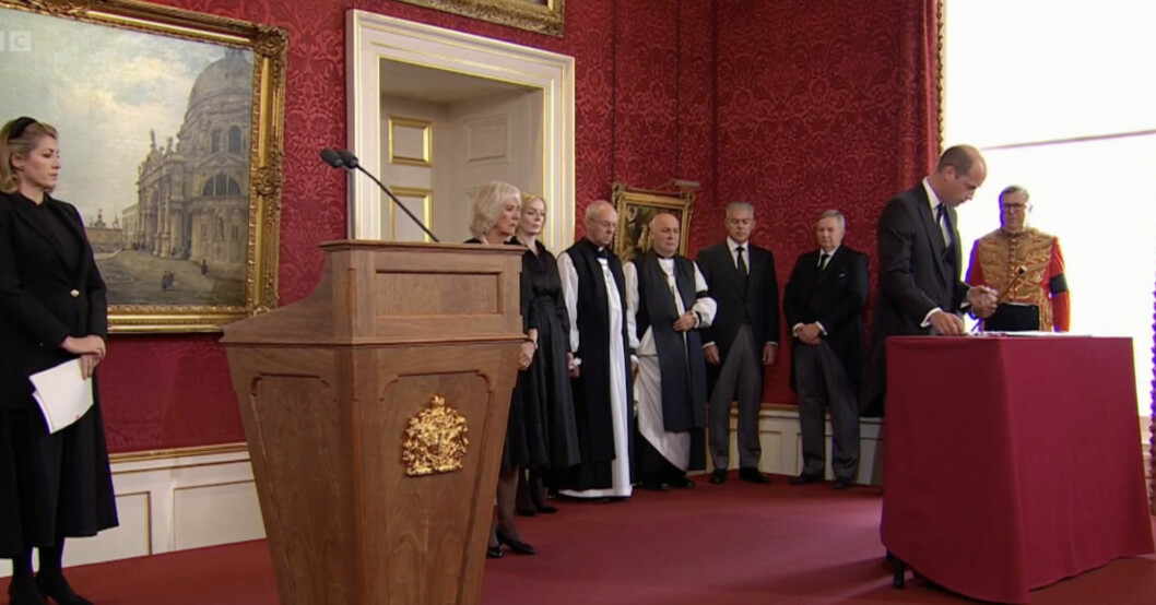 Historiska bilder - prins William skriver under.