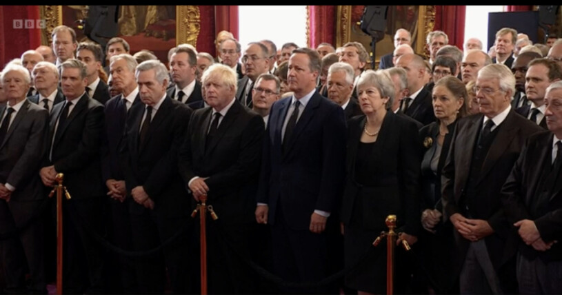 Landets tidigare premiärministrar, Boris Johnson och Theresa May var två av de inbjudna som bevittnade påskrivningen.