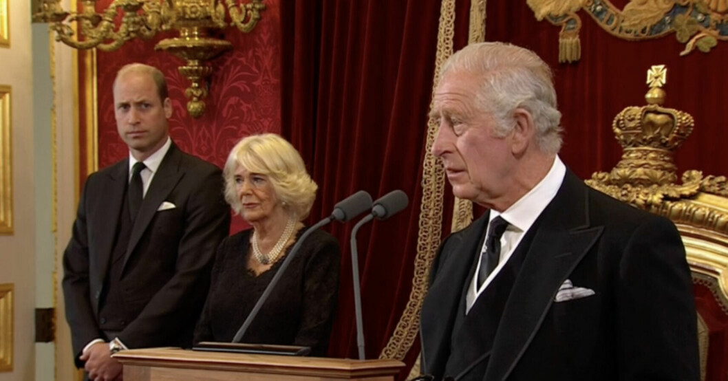 Den nya kung Charles håller tal. Vid sin sida har han prins William av Wales och drottninggemål Camilla.