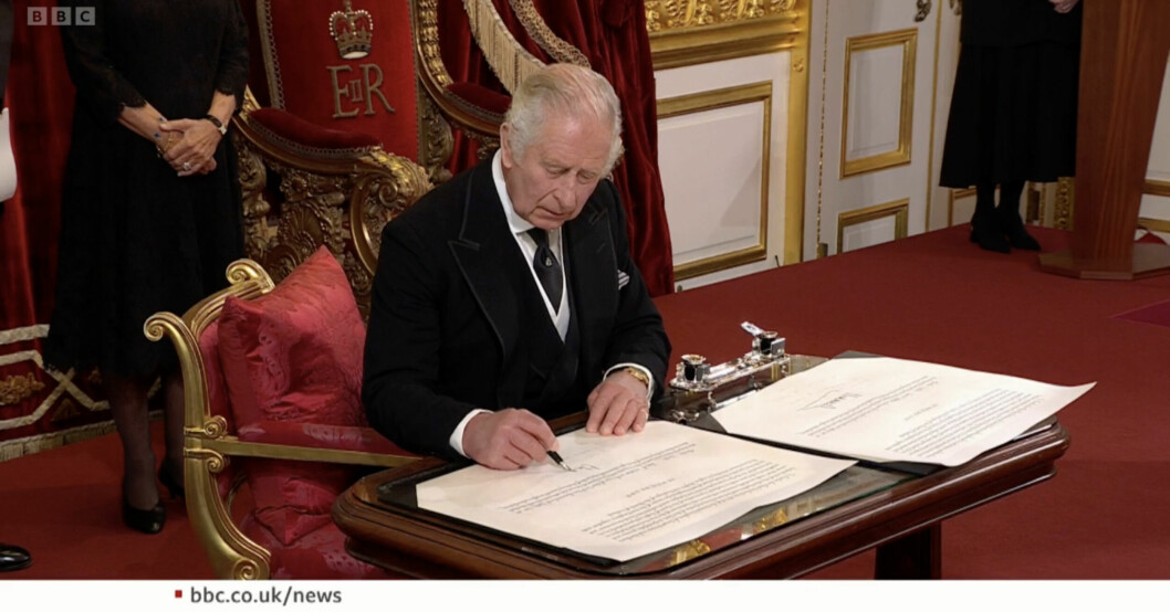 Kung Charles skriver under kungörelsen, därefter gjorde drottninggemål Camilla och prins William samma sak.