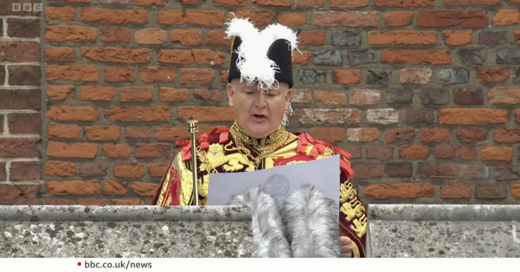 Här offentliggörs utropet av den nya kung Charles för folket, med uppläsning ur kungörelsen.