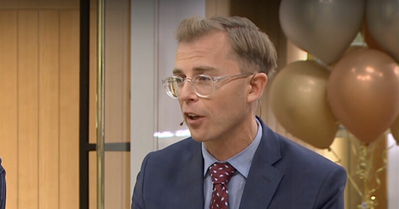 Till slut tvingas Thomas Ritter bryta in och försvara Nyhetsmorgon. Thomas Ritter