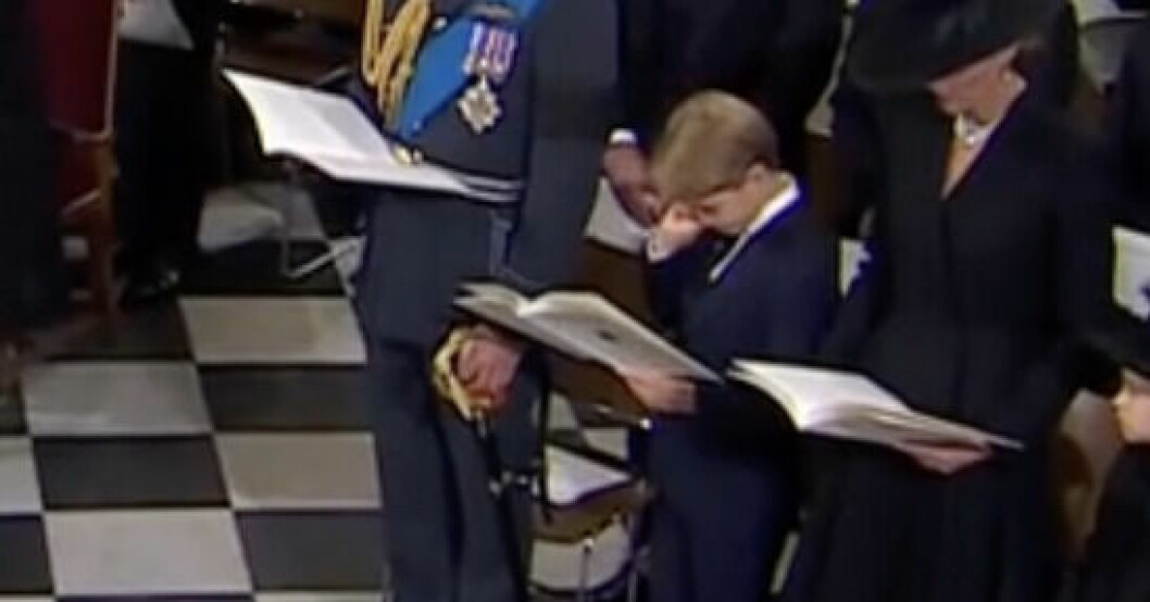 Här torkar prins George tårarna. Prins George