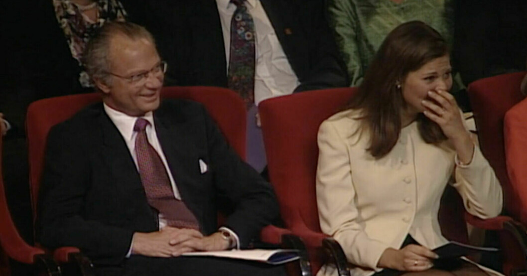 Kungen och Victoria var roade under Robert Gustafssons monolog! Kungen och kronprinsessan Victoria kiknar av skratt när Björn Gustafsson håller låda
