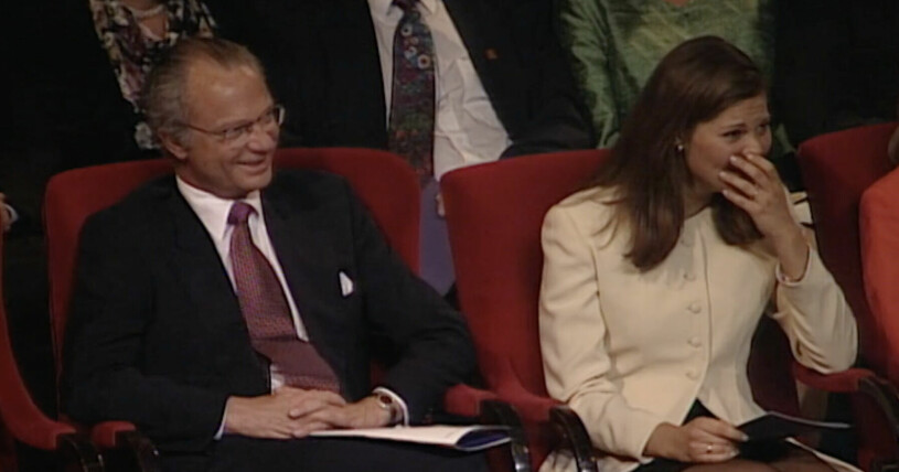 Kungen och Victoria verkade i alla fall roade under Gustafssons monolog! Skärmdump TV4