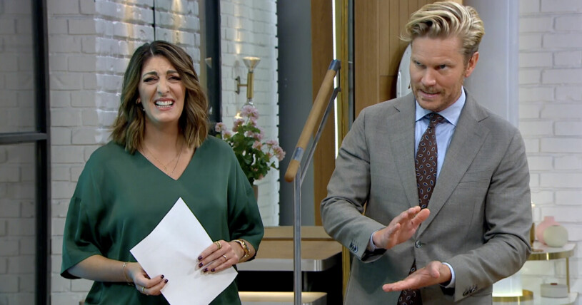 Soraya Lavasani grimaserar när Martin berättar om hur han fick sin skada. Soraya Lavasani och Martin Järborg