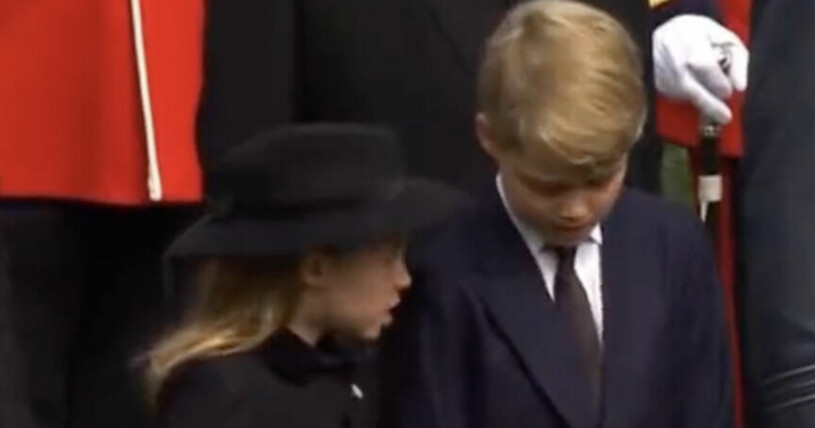 Prinsessan Charlotte och prins George stod och väntade på att drottning Elizabeths kista skulle passera. Prinsessan Charlotte och prins George