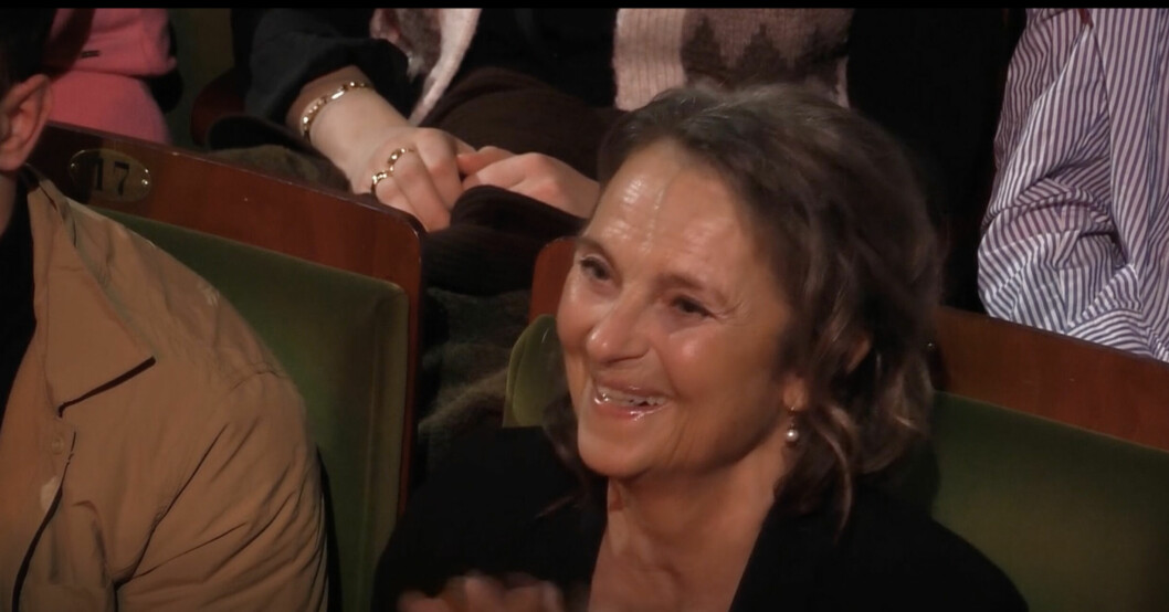 Suzanne Reuter kan inte hålla tillbaka känslorna under Dan Ekborgs kärlekssång. Suzanne Reuter