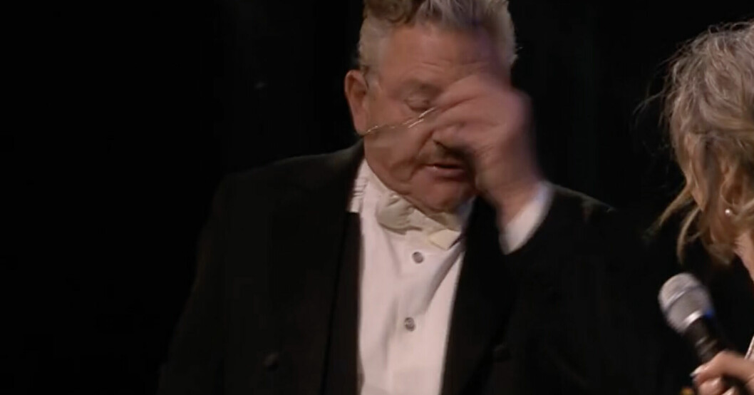 Dan Ekborg torkar tårarna efter hyllningen till Suzanne Reuter. Dan Ekborg