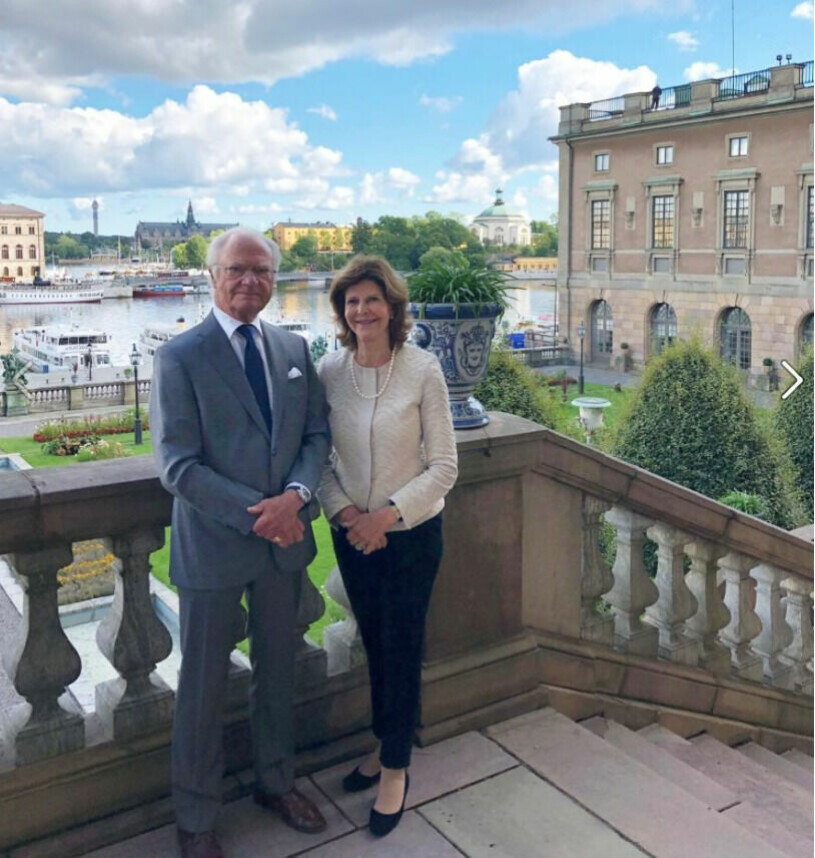 En favoritbild på kungaparet, hemma på Stockholms slott. Kungaparet på trappan vid Logården på Stockholms slott