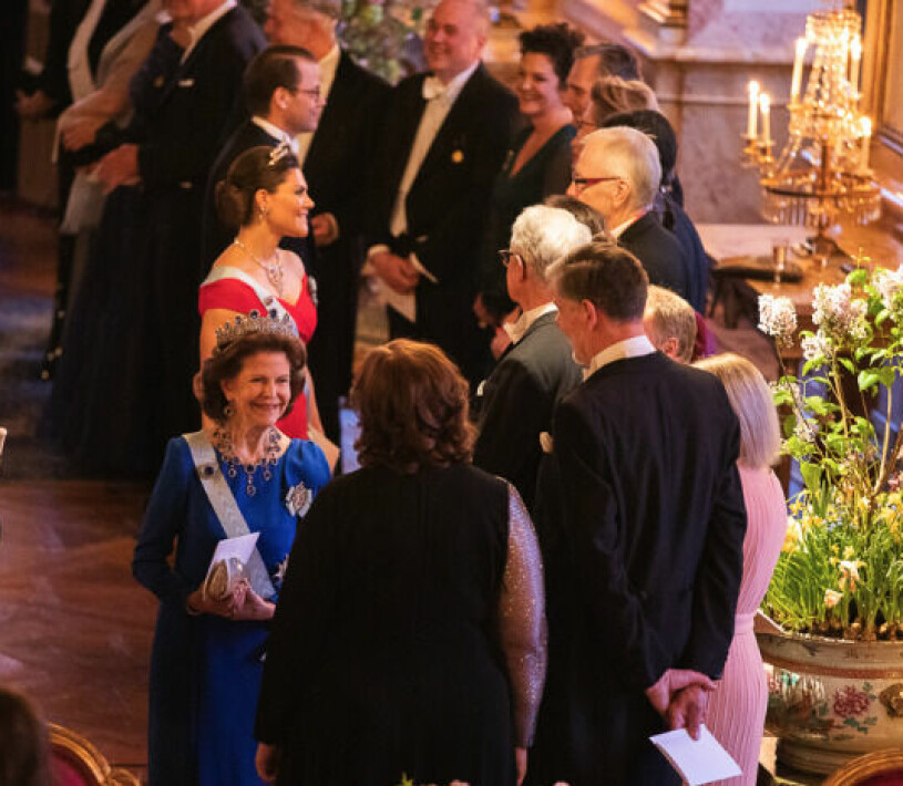 Det var detta som vi hade sett fram emot: Drottning Silvia som festens mittpunkt. Men nu blir det inte så. Drottning Silvia under en kungamiddag på slottet