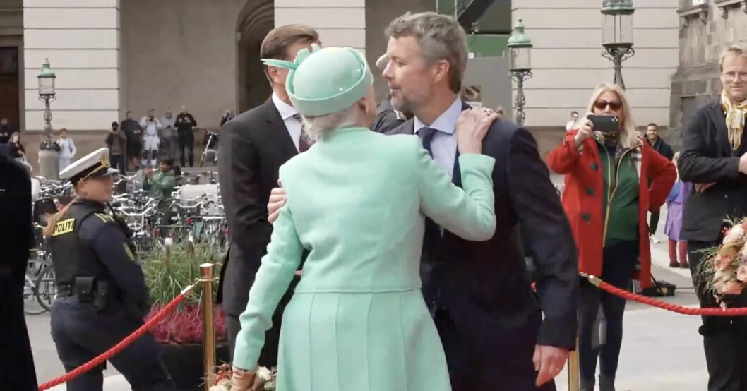Drottning Margrethe ses omfamna kronprins Frederik och ge honom en puss på kinden. Drottning Margrethe och kronprins Frederik