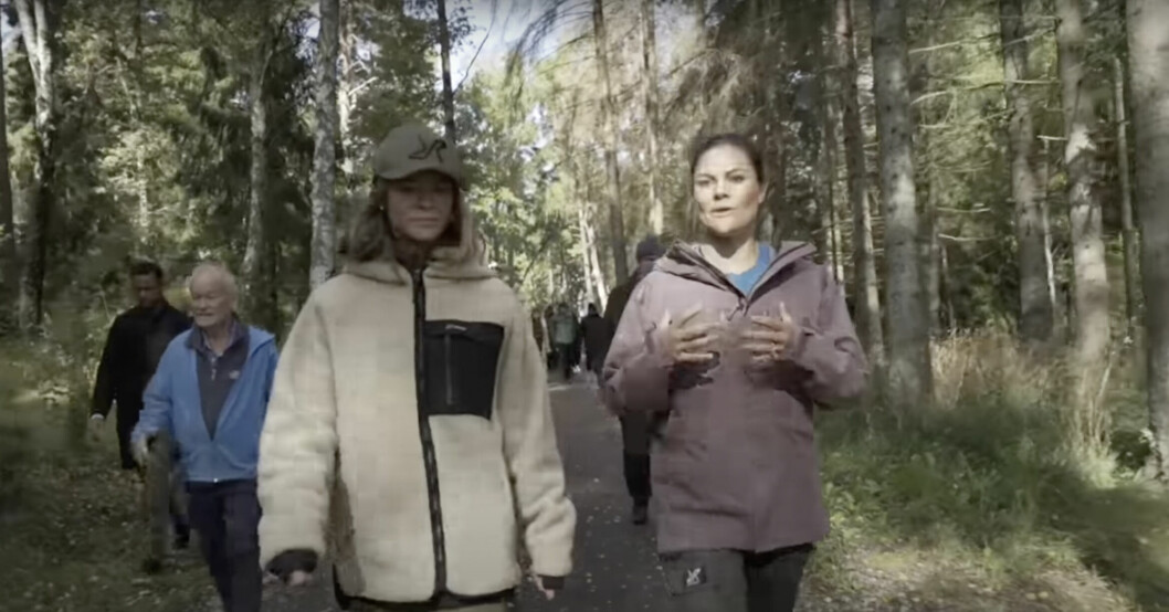 Margaux Dietz och kronprinsessan Victoria har en pratstund i skogen. Margaux Dietz och kronprinsessan Victoria