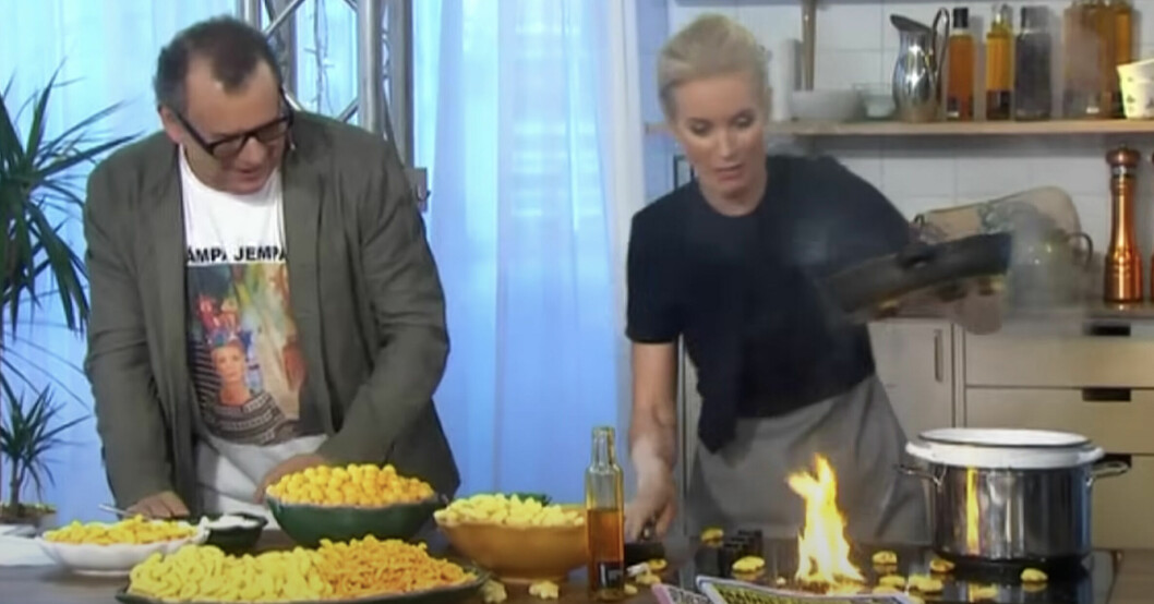 Jenny Strömstedt och Steffo Törnquist lagar ostbågar som börjar brinna i Nyhetsmorgon.