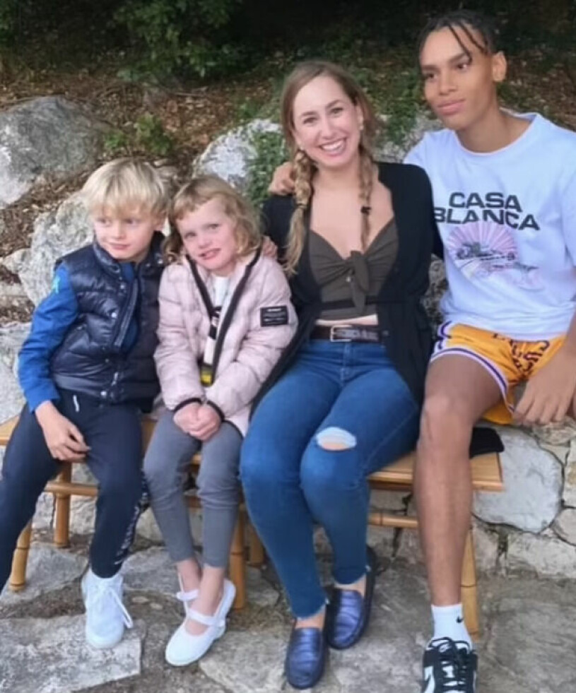 Furst Alberts tvillingar – för första gången på bild med sina halvsyskon. Furst Alberts barn prins Jacques, prinsessan Gabriella, Jazmin Grimaldi och Alexandre Grimaldi-Coste