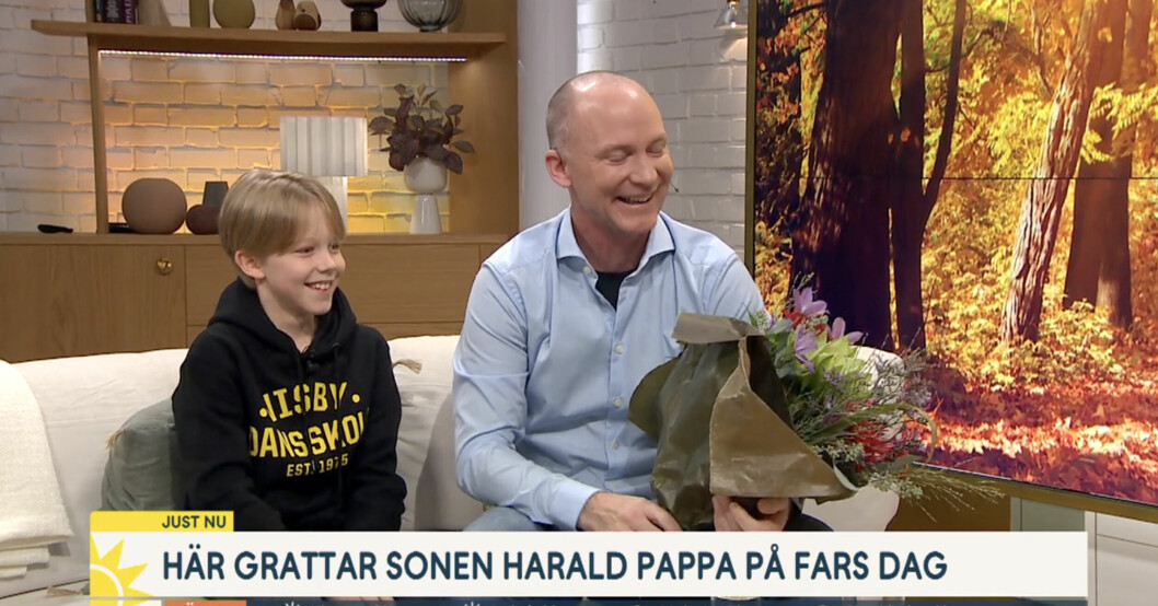 Sonen Harald kom in i studion och överraskade sin pappa med en bukett blommor. Harald och Fredric