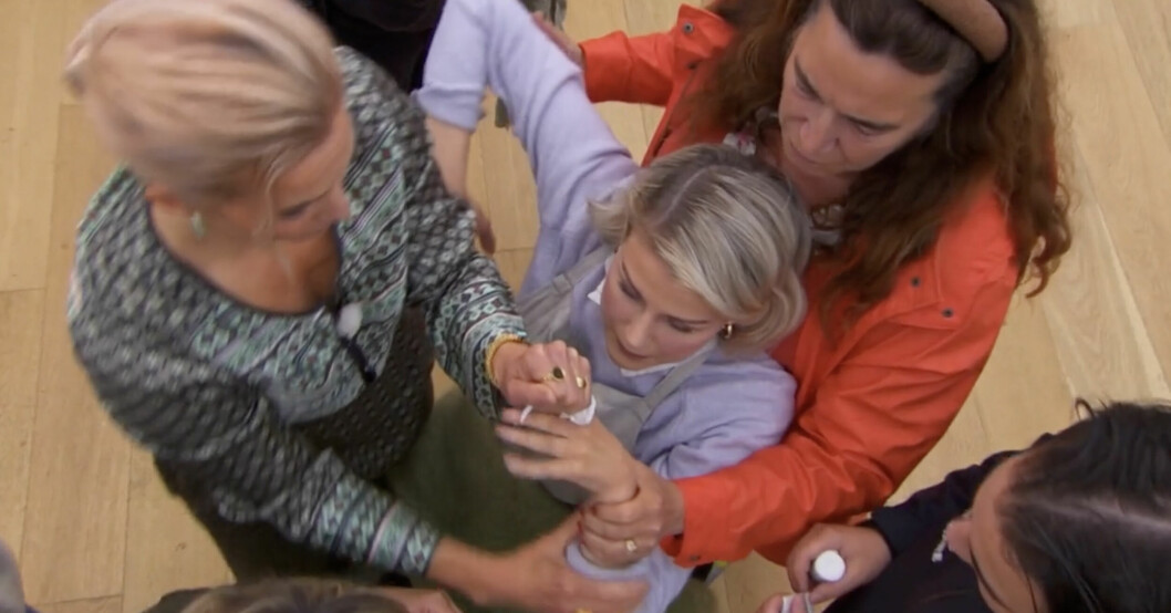 Hela teamet rycker in, inklusive programledaren Tina Nordström. Hela Sverige bakar 2022