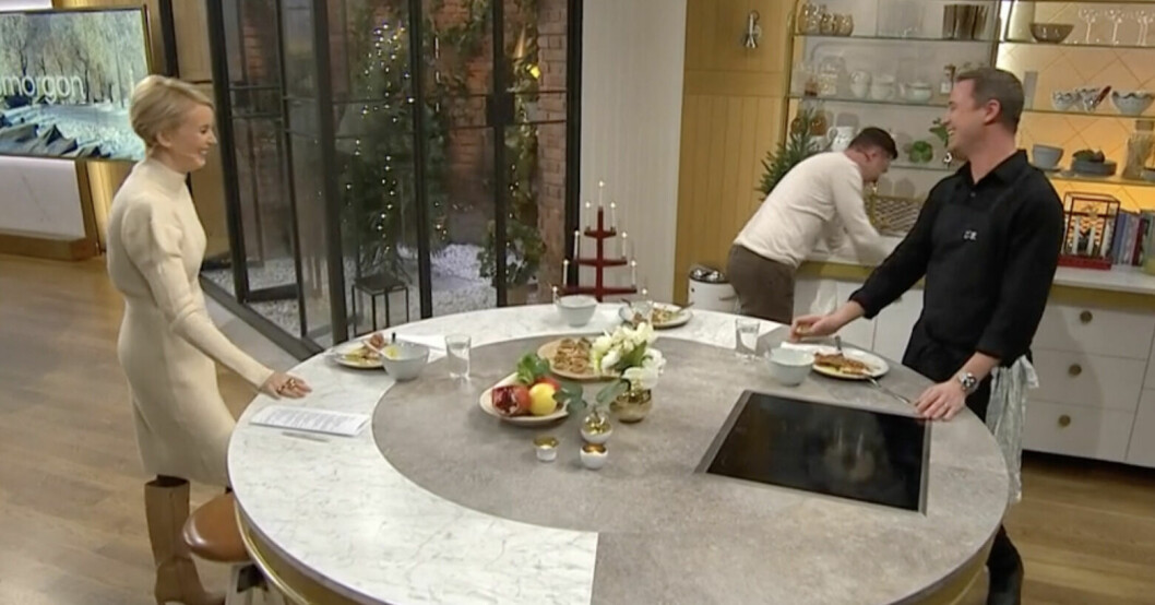 Ja, vad kan Jenny egentligen ha frågat som blev såhär roligt? Jenny Strömstedt, Per Skoglund och Jonas Svensson brister ut i skratt i Nyhetsmorgon-studion