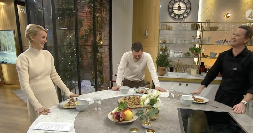 Per Skoglund hade svårast av alla att hålla masken. Ett skrattanfall i Nyhetsmorgon-studion. Jenny Strömstedt, Per Skoglund och kocken Jonas Svensson skrattar alla gott