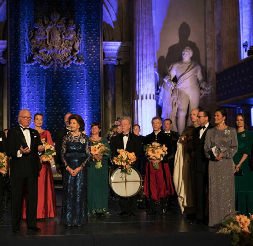 Kungafamiljen på scenen efter konserten. De 480 gästerna fick höra både Mozart och Taube – och kungens egen favoritmusik: Lars-Erik Larssons Förklädd Gud. Kungafamiljen vid konsert i Rikssalen under Riksdagssupén 2022