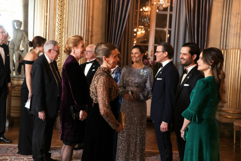 Prinsessan Sofia och hennes snygga manchesterklänning på kungens jättefest. Prinsessan Sofia, kronprinsessan Victoria, prins Carl Philip och prins Daniel på riksdagssupé på Stockholms slott