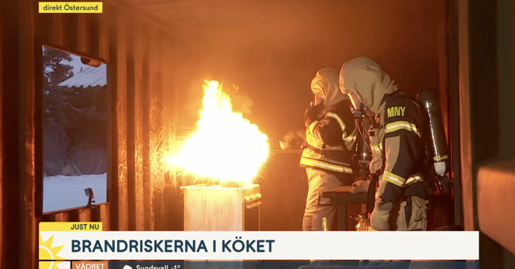 Här visar Marcus Noterius hur man inte ska släcka en brand och kastar vatten över den brinnande oljan.