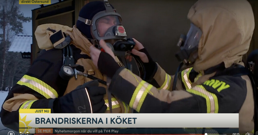 Marcus Noterius får hjälp med att ta av sig dräkten.
