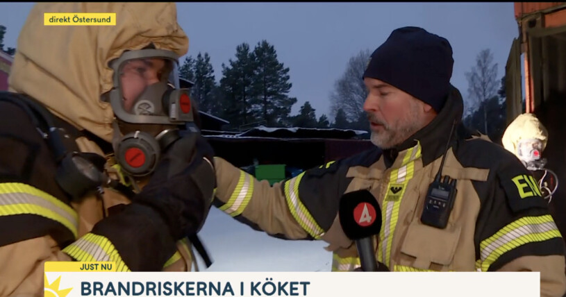 Marcus Noterius, till vänster, har tagit på sig en rökdykardräkt i Nyhetsmorgon. Marcus Noterius och Esbjörn Eriksson