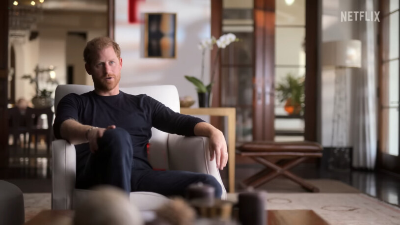 Prins Harrys tunga ord. Men bilderna inifrån parets lyxvilla i Montecito lär också väcka uppmärksamhet. Hemma hos prins Harry och Meghan i villan i Montecito, bild från Netflix
