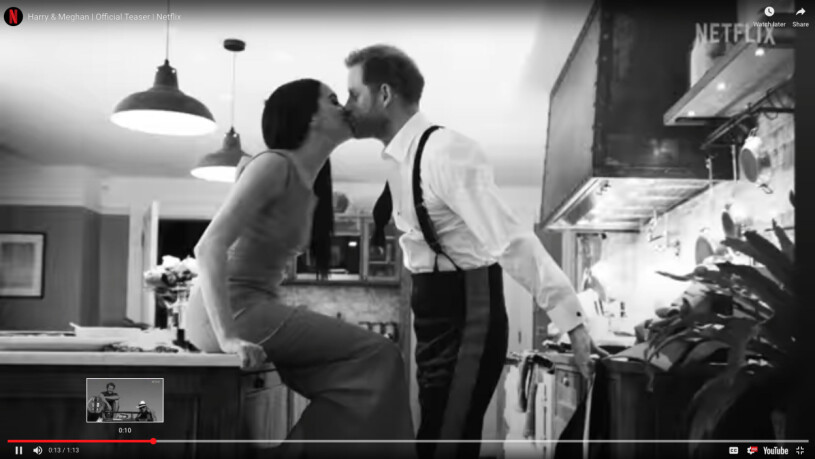 Mer privat blir det inte. Meghan Markles och prins Harrys kyss i köket i trailern till Netflix-serien