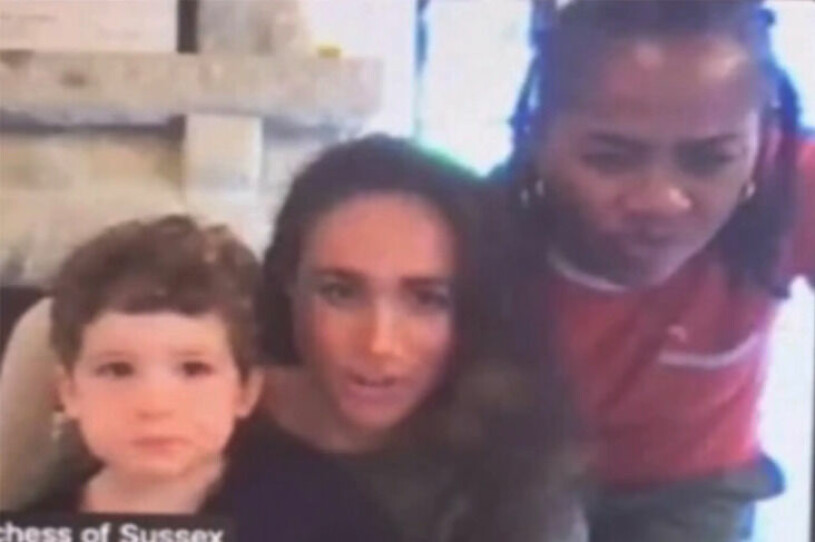 Den nya bilden på kung Charles barnbarn Archie. Till höger Meghans mamma Doria Ragland. Meghan Markle med sin son Archie och mamma Doria Ragland