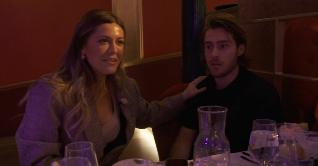 Bianca och Benjamin blev väldigt chockade... Bianca Ingrosso och Benjamin Ingrosso sitter vid ett bord framför Pernilla och får veta en hemlighet och ser chockade ut