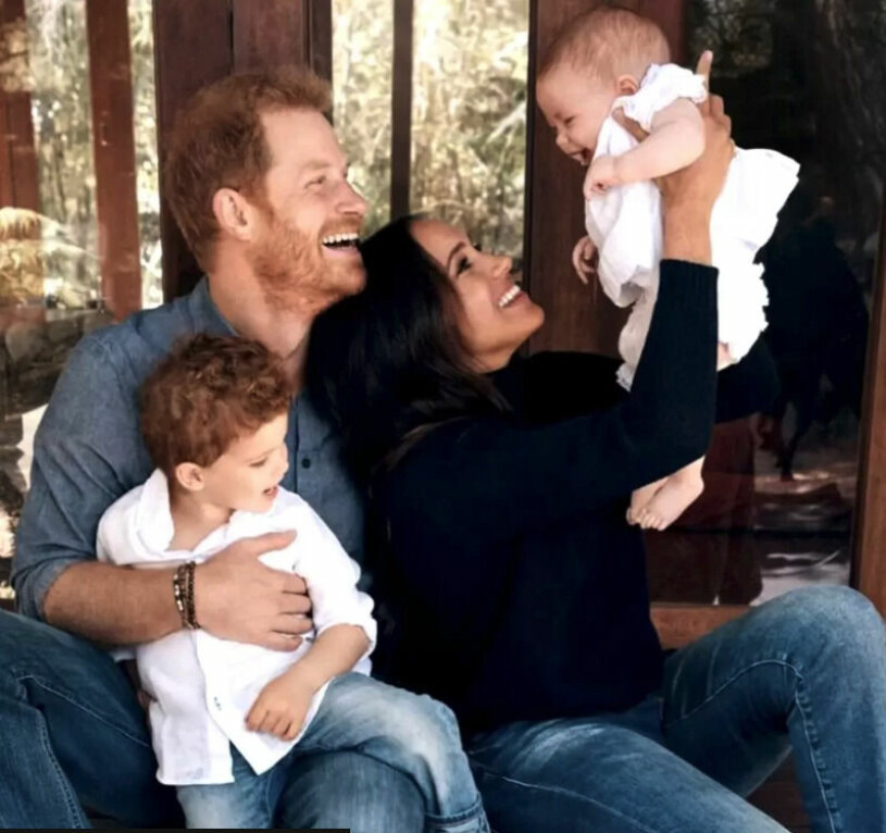 Meghans och prins Harrys son Archie som han såg ut senast vi fick se honom. Meghan Markle och prins Harry med sin familj barnen Archie och Lilibet