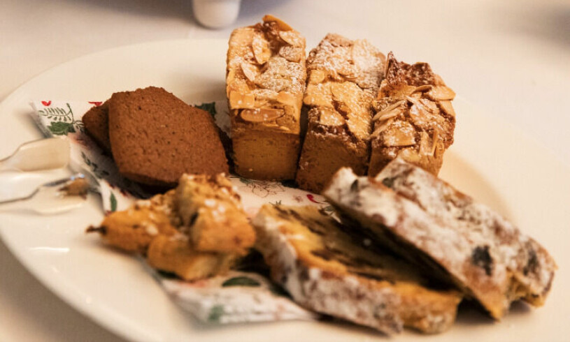 Dagens kungliga kaffebröd, med Silvia-favoriten Stollen längst fram. Stollen vid Tyska damklubbens julfirande med drottningen som gäst