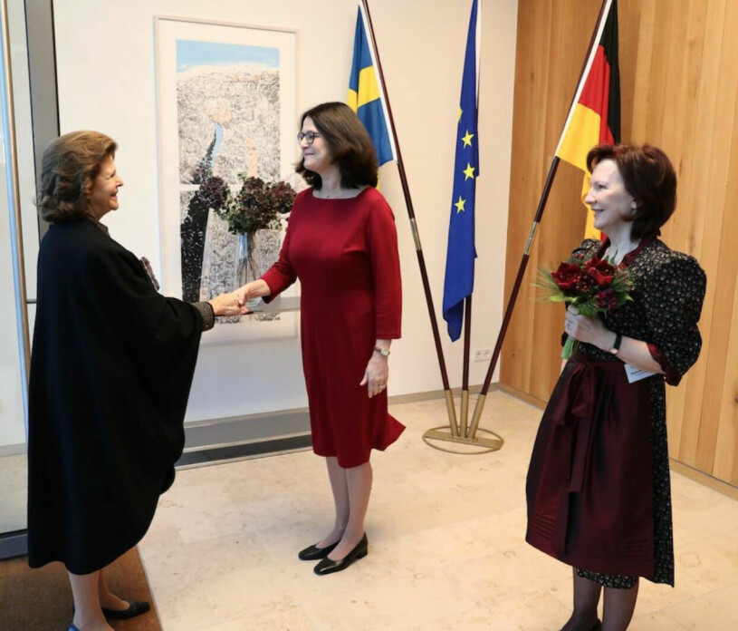 Drottning Silvia gled in i Silviacape och fick ett varmt välkomnande av tyska ambassadören Christina Beinhoff (i rött). Drottning Silvia med Christina Beinhoff, Tysklands ambassadör i Sverige
