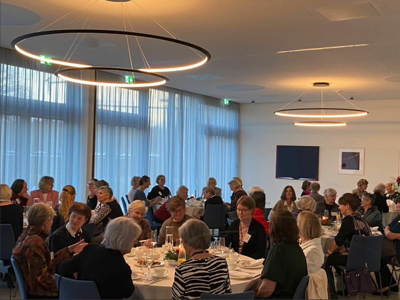 Drottning Silvia på julmys – ett kärt återseende med väninnorna. Tyska damklubbens adventsfirande 2022 med drottning Silvia som hedersgäst