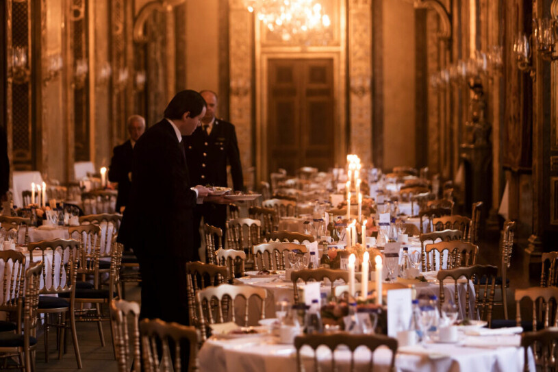 Dagens festmåltid på Kungliga slottet, med runda småbord i 50 meter långa Karl XI:s galleri. Lunch i Karl XI:s galleri vid Global Child Forum 2022