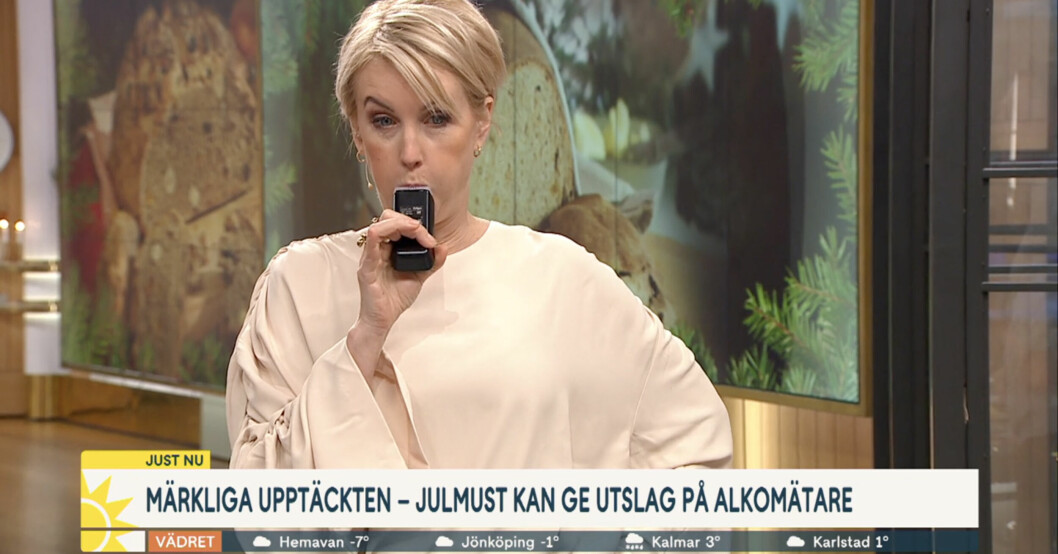 Det rådde stor förvirring i studion. Jenny Strömstedt blåser i en alkomätare i Nyhetsmorgon
