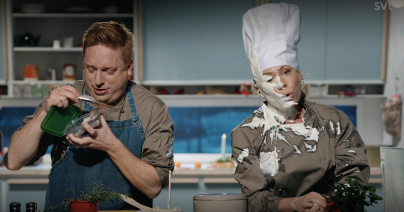Markus Granseth och Eva Röse "lagar mat" i julköket. Foto: SVT