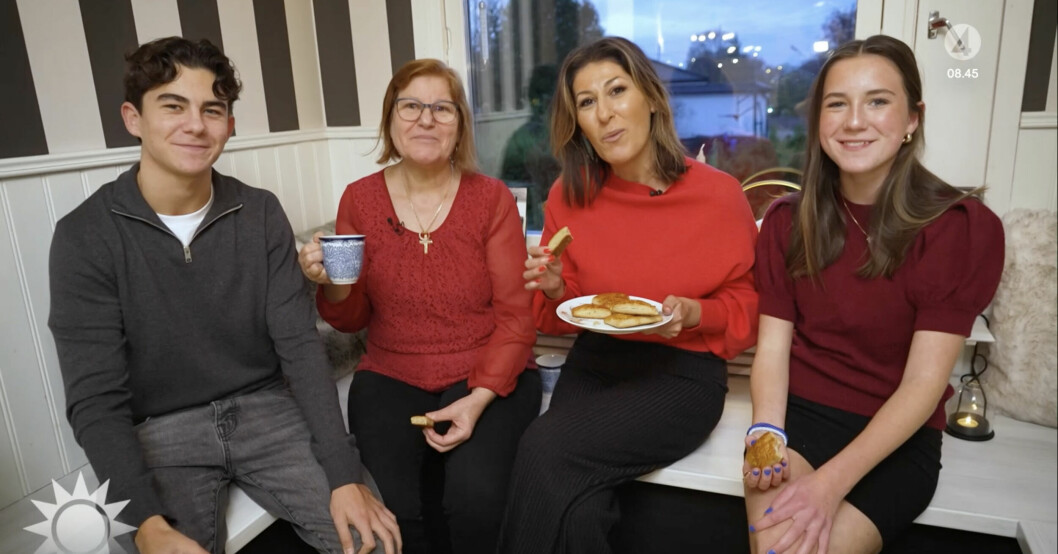 Rania och familjen hälsade en god jul! Nyhetsmorgon-stjärnan Rania Shemoun Olsson tillsammans med sina två barn och mamma.
