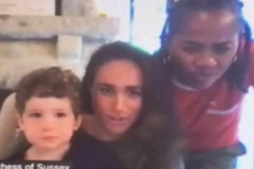 Archie med mamma Meghan och mormor Doria. Meghan med Archie och sin mamma Doria Ragland på en bild från Twitter