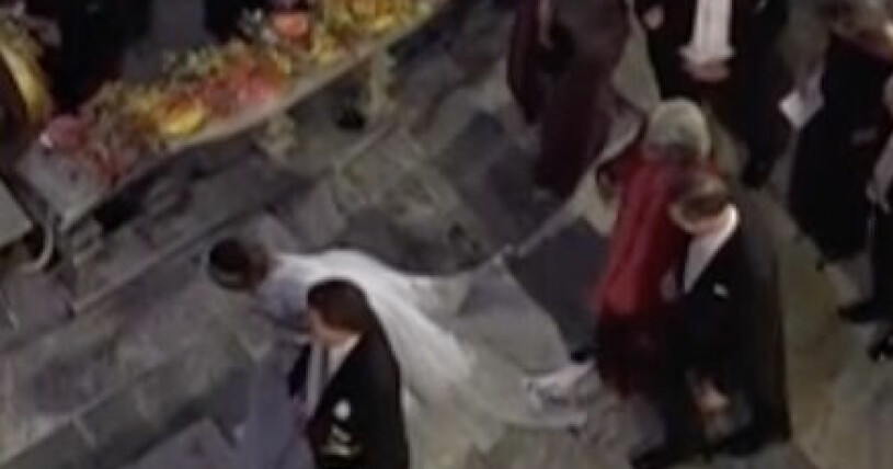 Här trampar personen på prinsessan Sofias himmelsblåa klänning. Prinsessan Sofia